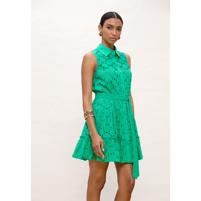 Robe courte broderie suisse à volants et ceinture en coton emeraude <span itemprop=