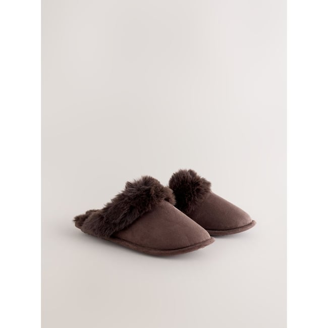 Chaussons mules en daim et imitation fourrure marron chocolat <span itemprop=