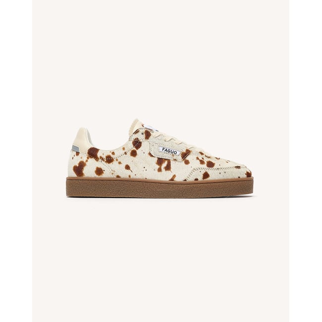 Baskets basses en cuir écru et marron <span itemprop=