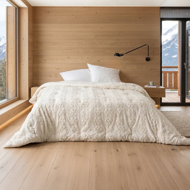 Jeté de lit moelleux à motifs flocons en relief ecru <span itemprop=