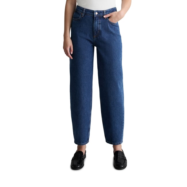 Jean modèle Stine, coupe barrel, longueur raccourcie en pur coton bleu <span itemprop=