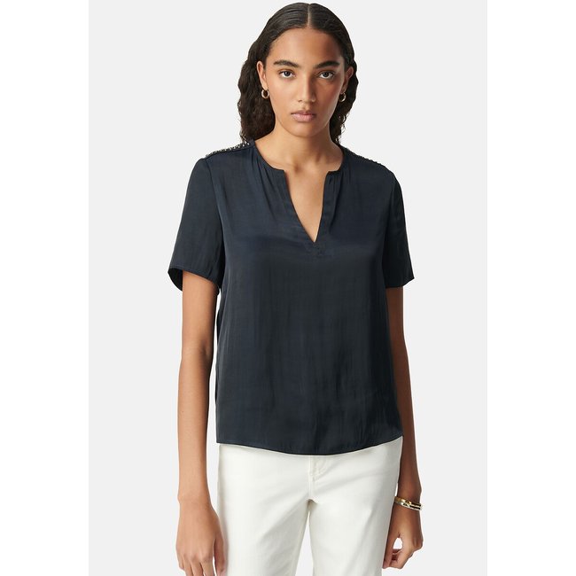 Blusa fluida con cuello en pico, manga corta y hombros joya azul marino <span itemprop=