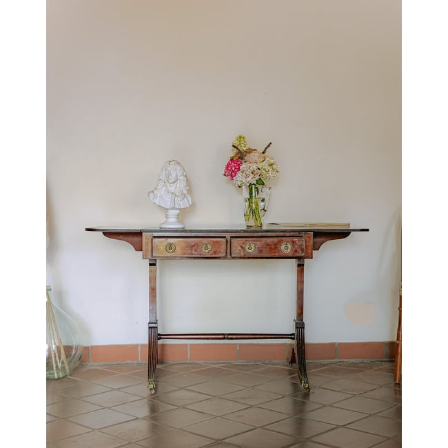 Bureau Régence à rallonges et pieds tigrés Edouard N°1031 - Bon état Couleur bois foncé <span itemprop=