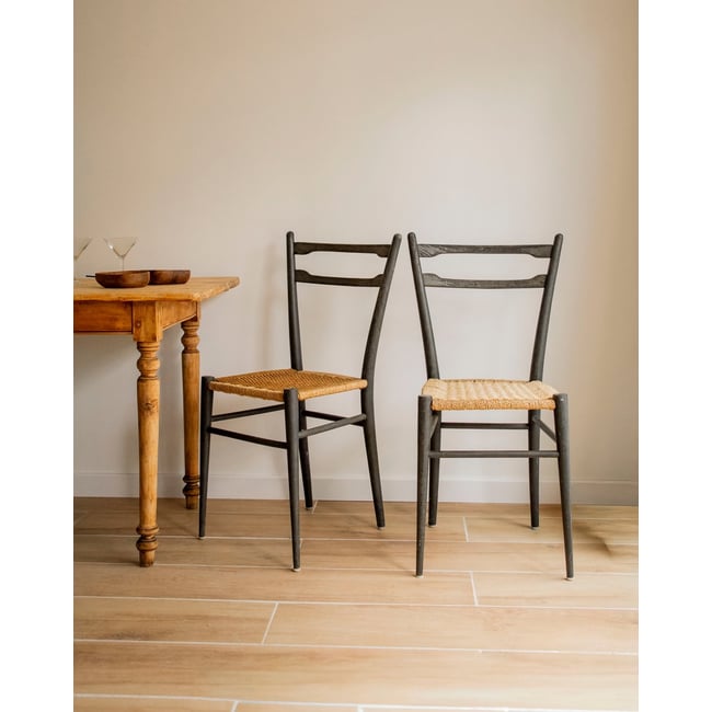 Paire de chaises aux lignes épurées Claude N°1563 - Bon état Couleur bois foncé <span itemprop=
