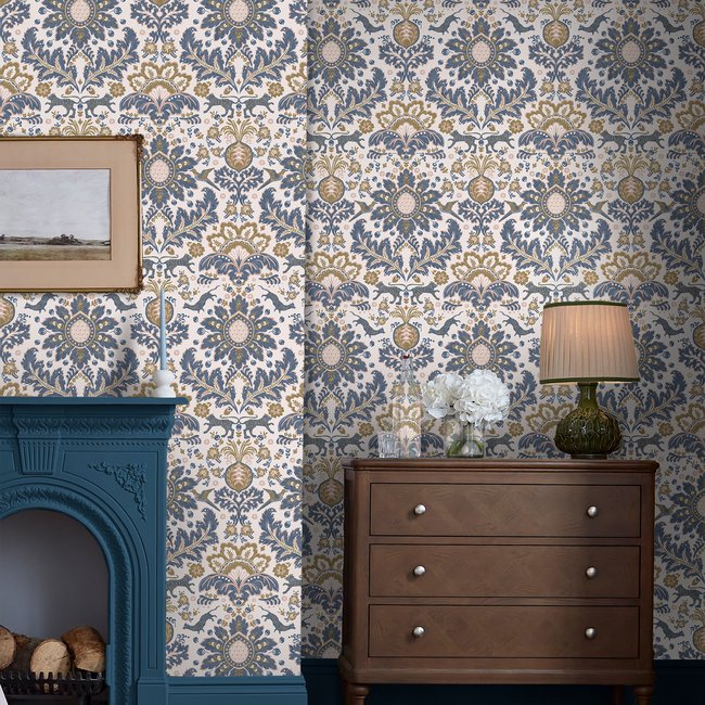 Papier peint damassé fleuri luxuriant Couleur bleu, rose, ocre <span itemprop=