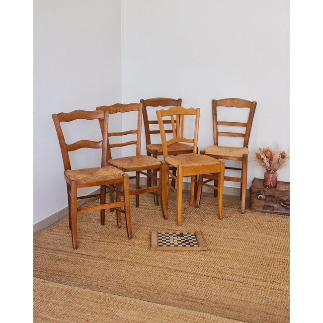 Lot de 5 chaises dépareillées Claude N°1284 - Bon état Couleur bois clair <span itemprop=