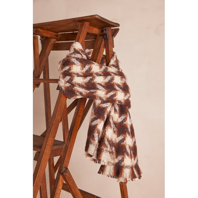 Écharpe TIPHAINE motif pied de coq marron <span itemprop=