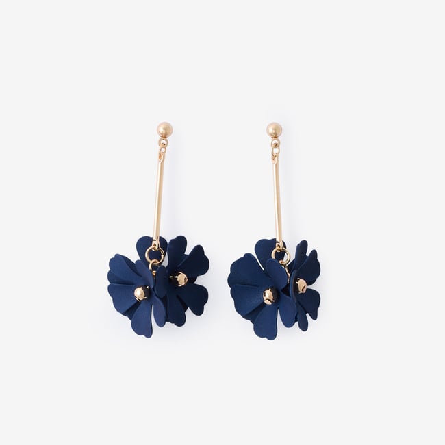 Boucles d'oreilles longues tige 3 fleurs bleues bleu <span itemprop=