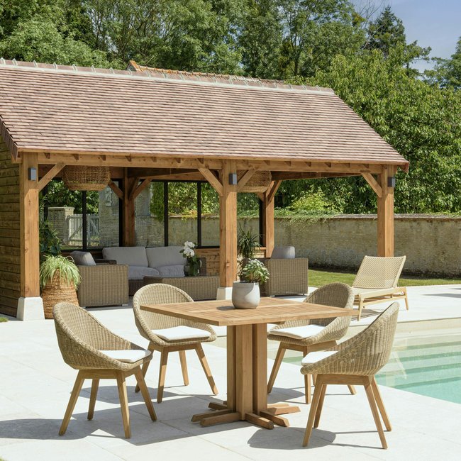 Salon de jardin teck naturel 1 table carrée 110 cm + 4 chaises arrondies résine tressée MANY bois naturel <span itemprop=