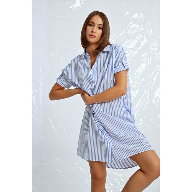 Robe chemise irisée à rayures bleu clair <span itemprop=