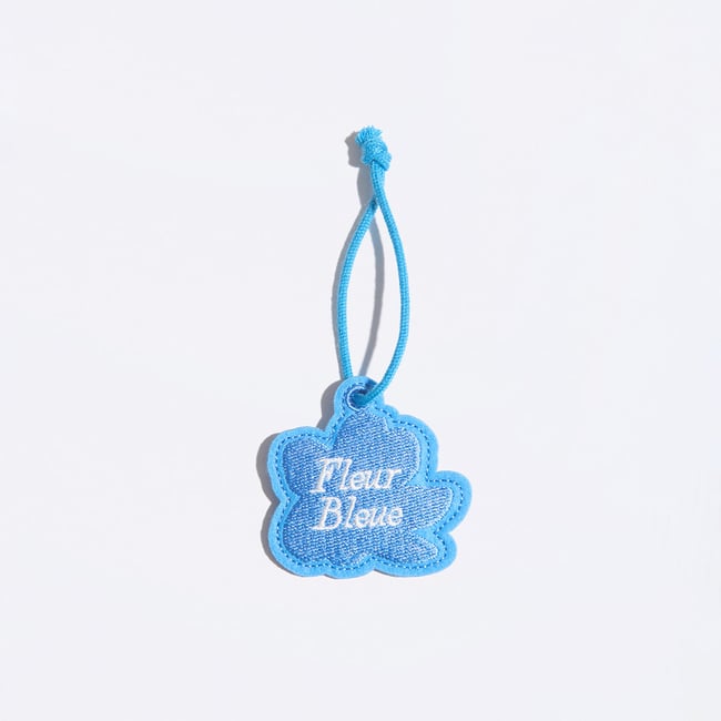 Porte-clés Fleur bleue brodé bleu <span itemprop=