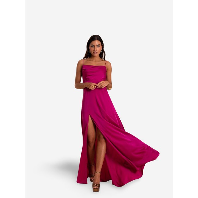 Robe longue à encolure droite et fendue MRS HUDSON rose <span itemprop=
