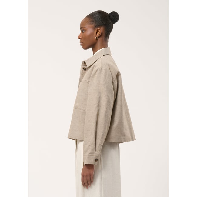 Veste courte boutonnée beige <span itemprop=