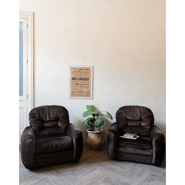 Paire de chauffeuses en velours marron Olivia N°94 - Bon état Couleur marron <span itemprop=