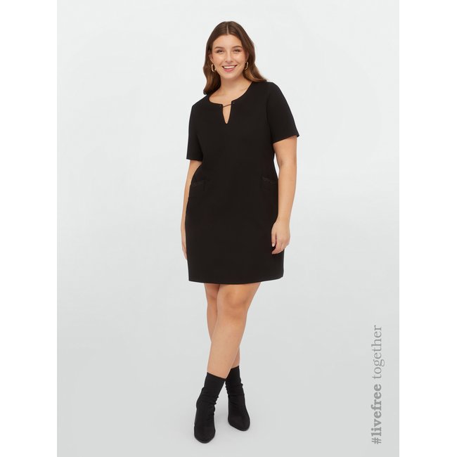 Robe en maille MILANO avec col rond, ouverture en V fermée par une chaîne fine noir <span itemprop=