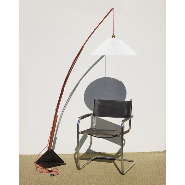 Lampadaire en bois Julien N°395 - Bon état Couleur bois foncé <span itemprop=