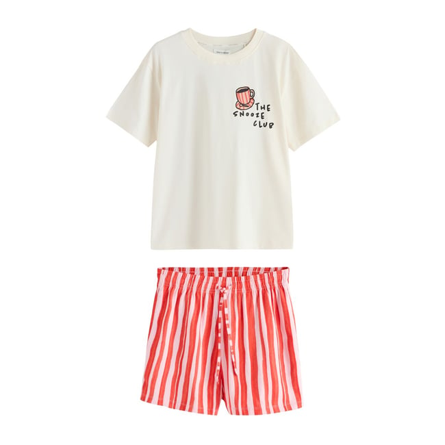 Ensemble pyjama avec short motif snooze club à rayures crème/rose au dos <span itemprop=