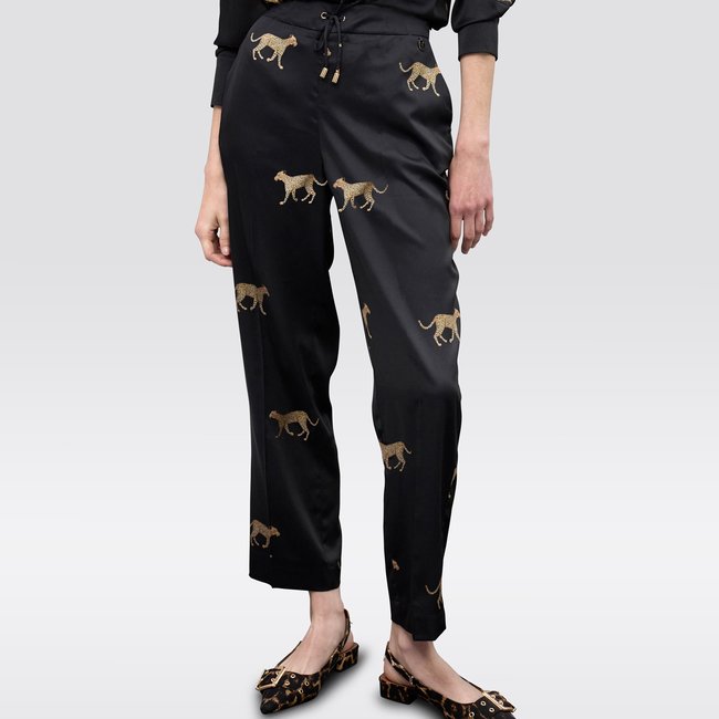 Pantalon fluide en satin imprimé silhouettes de félin noir <span itemprop=