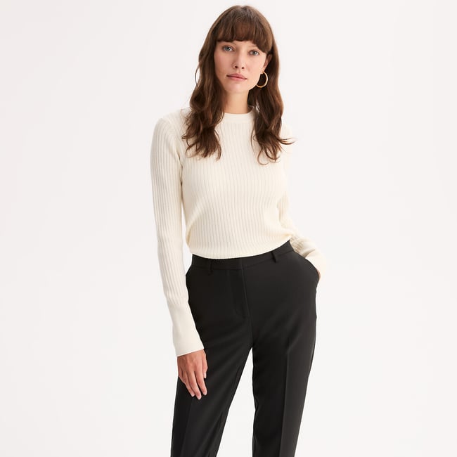 Pull col rond, en fine maille côtelée en laine mélangée ecru <span itemprop=