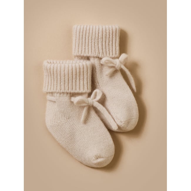 Chaussons en cachemire ecru <span itemprop=