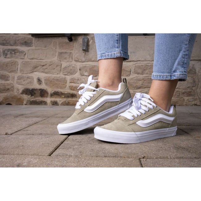 Baskets tennis tilleul à talon plat avec lacets plats et sigles blancs vert <span itemprop=