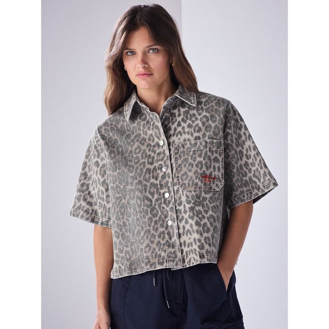 Chemise en jean à manches courtes léopard <span itemprop=
