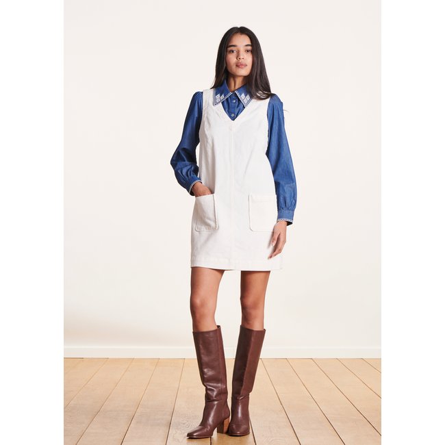 Robe courte chasuble en velours écru <span itemprop=