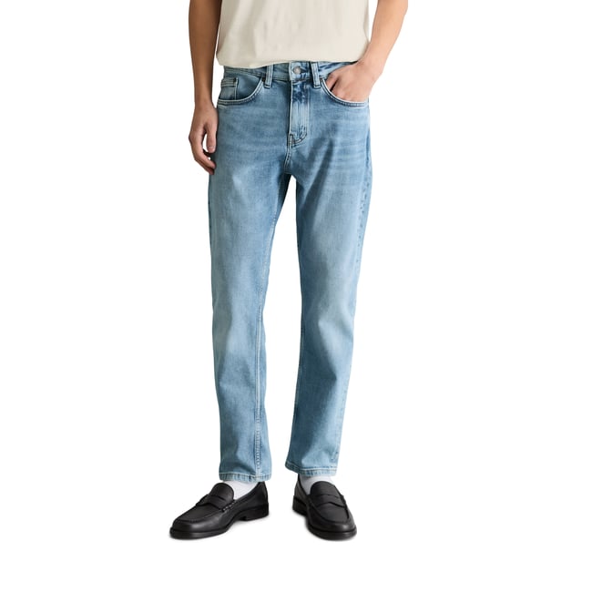 Jeans modèle Linus slim tapered en coton biologique mélangé bleu clair <span itemprop=