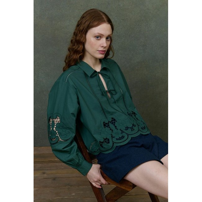 Blouse avec broderie anglaise, ALINOU emeraude <span itemprop=
