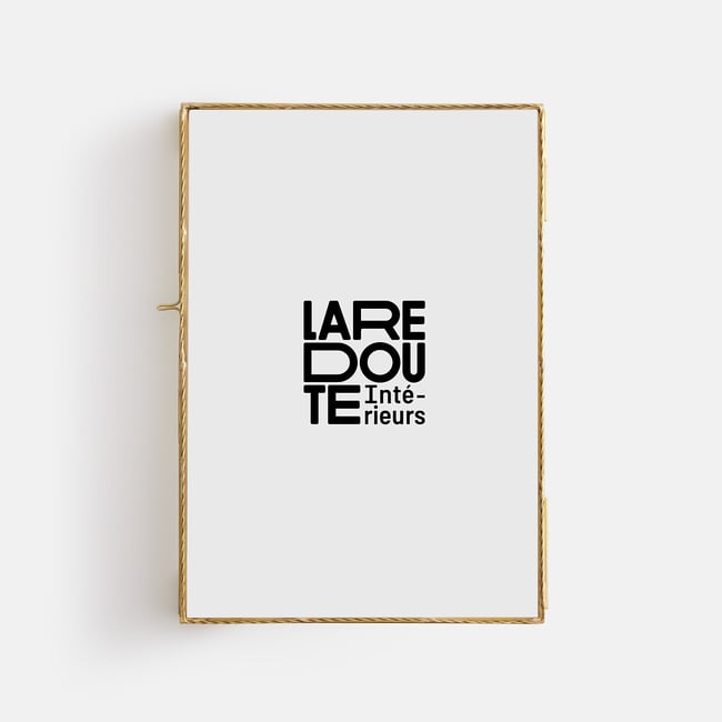 Moldura em latão, com motivo em tranças, 21 x 29,5 cm, UYOVA latão <span itemprop=