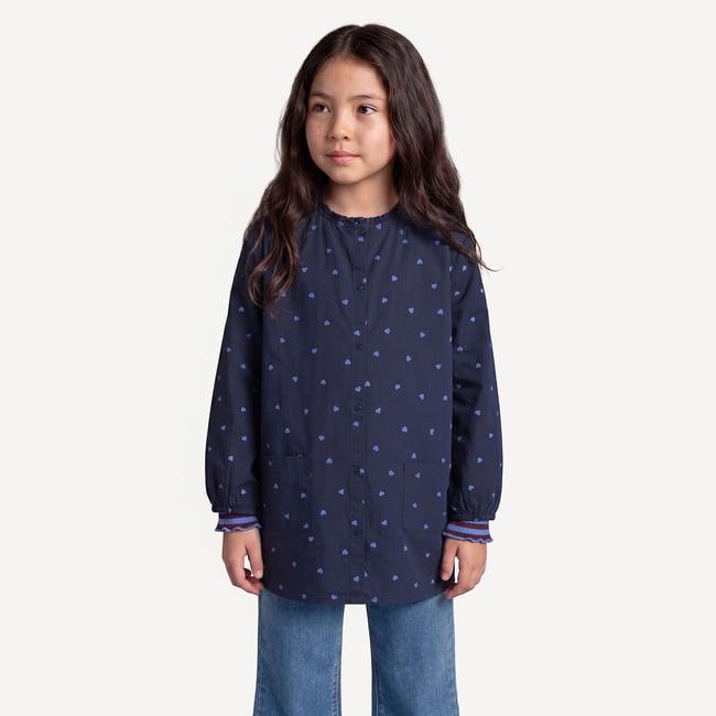 Tablier imprimé coeurs imprimé bleu marine <span itemprop=
