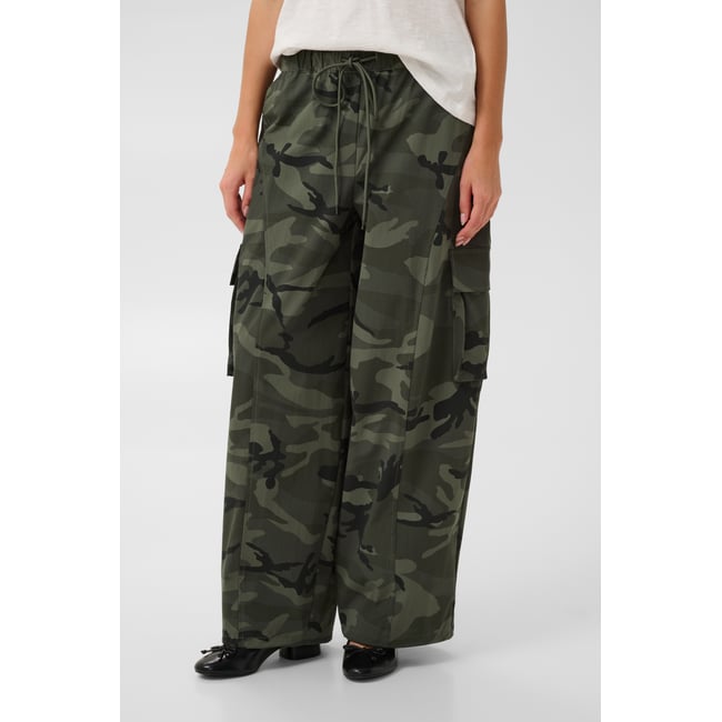 Pantalon casual vert camouflage <span itemprop=