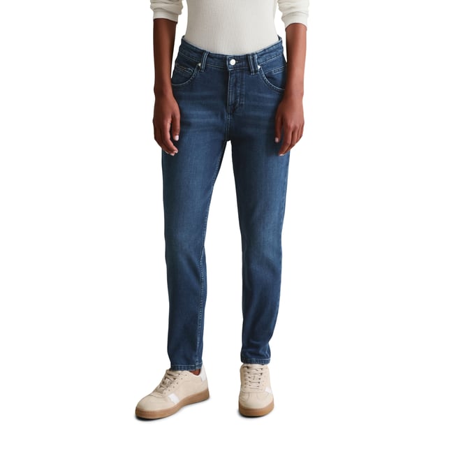 Jeans modèle Freja boyfriend en mélange de coton organique bleu foncé <span itemprop=