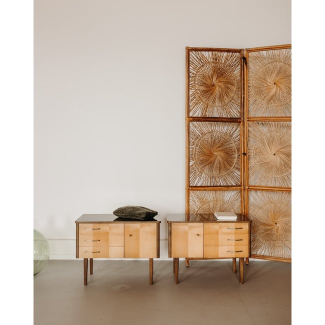 Paire de tables de chevet au placage en bois Maïa N°1593 - Bon état Couleur bois foncé <span itemprop=