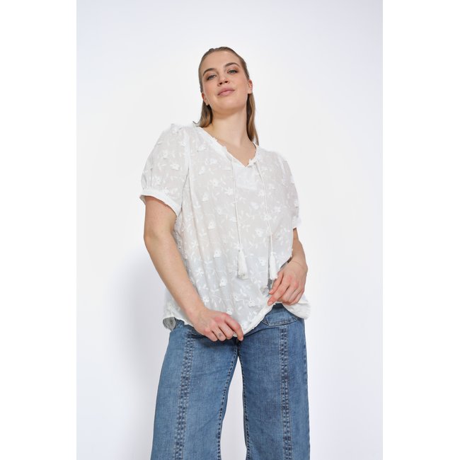 Blouse en broderie avec un galon blanc <span itemprop=