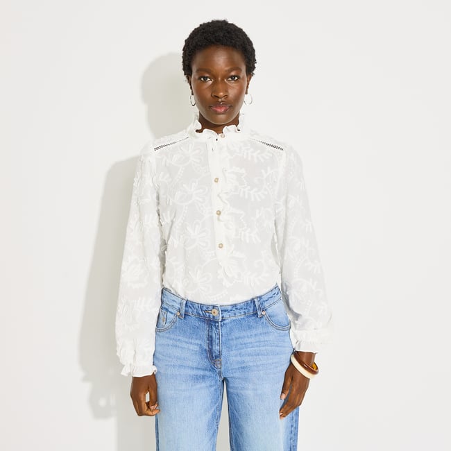 Blouse broderie anglaise col haut blanc cassé ecru <span itemprop=