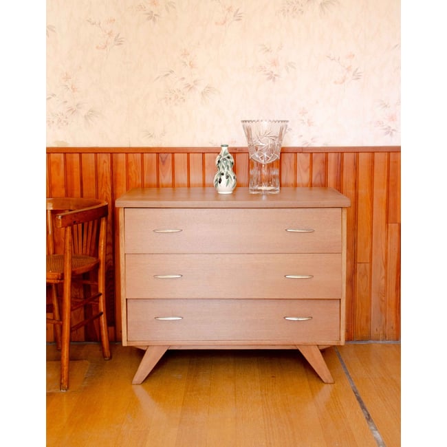 Commode en chêne et laiton Olga N°701 - Bon état Couleur bois clair <span itemprop=