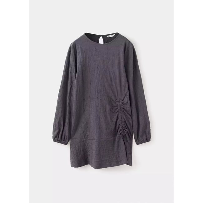 Robe texturée avec détail froncé sur le côté gris anthracite <span itemprop=