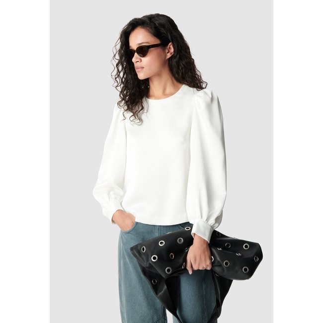 Blouse satinée décolleté V dos off-white <span itemprop=