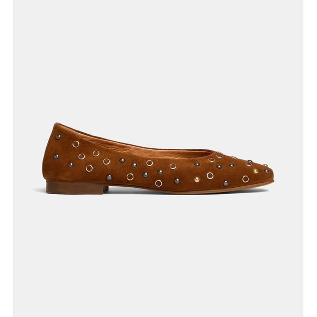 Ballerines blanche studs œillets cuir cognac <span itemprop=