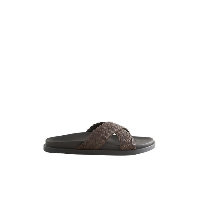 Sandales style claquettes tressées en cuir marron <span itemprop=
