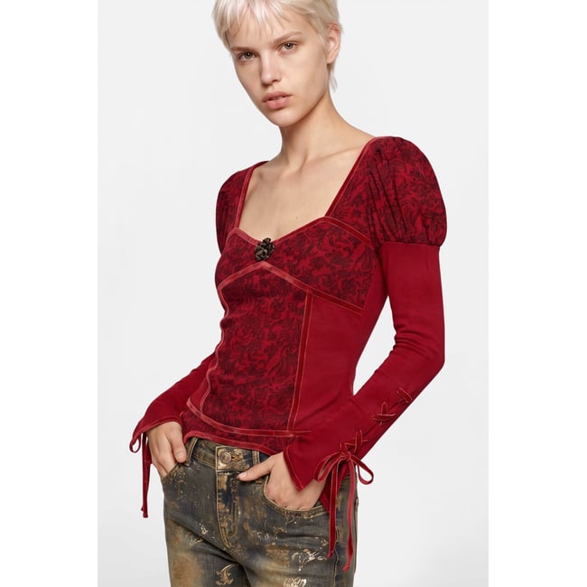 t-shirt à encolure carrée rouge <span itemprop=