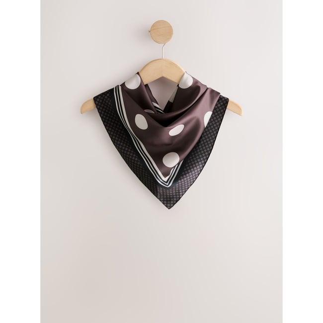 Foulard carré en satin pois marron chocolat <span itemprop=