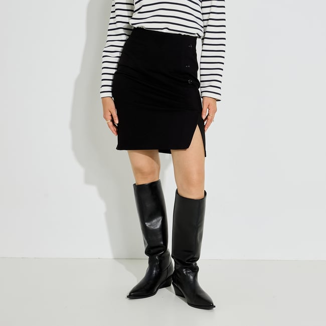 Jupe courte avec fente latérale . noir <span itemprop=