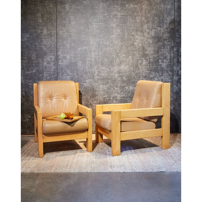 Paire de fauteuils en pin Jakob N°1370 - Bon état Couleur camel <span itemprop=