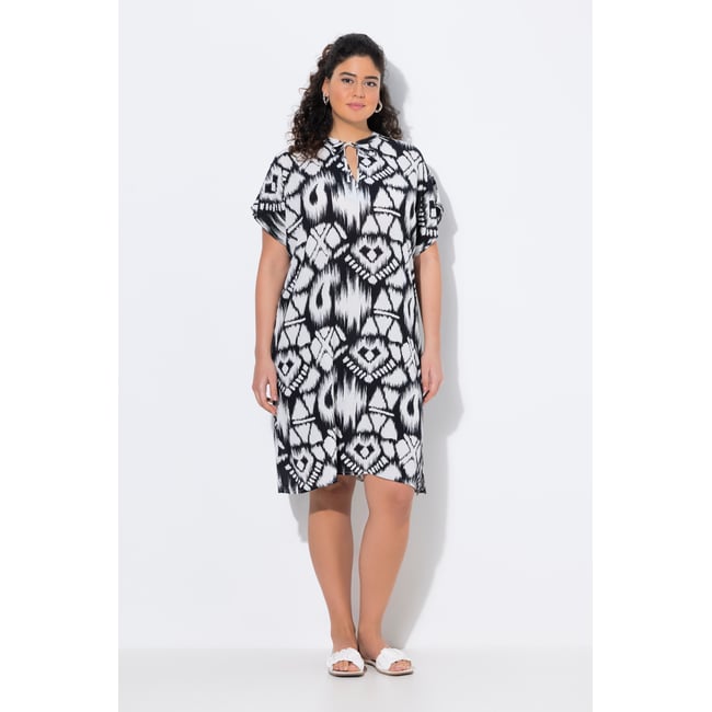 Robe oversize à col tunisien et noir <span itemprop=