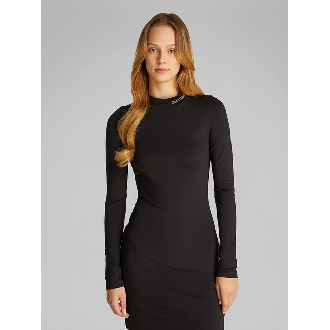 Vestido corto ceñido, manga larga, cuello alto negro <span itemprop=