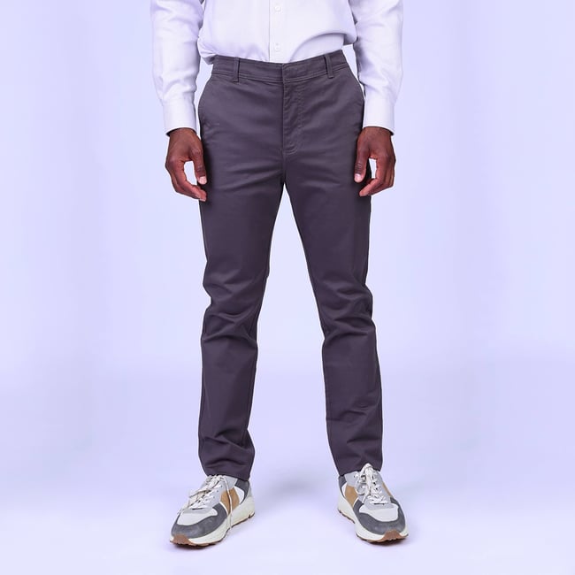 Chino coupe ajustée anthracite <span itemprop=