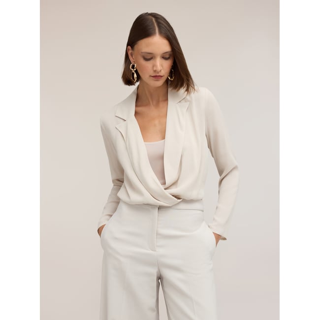 Chemise body avec décolleté croisé beige <span itemprop=
