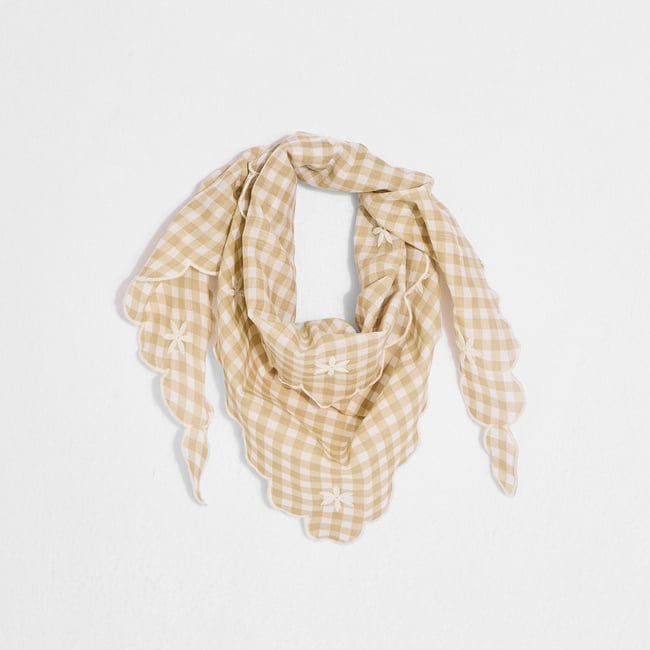 Foulard triangle motif vichy brodé beige <span itemprop=